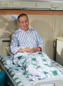 美女扒开尿口给男人玩